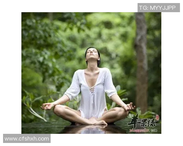 盘腿打坐的足球明星如何在赛场与心灵之间找到平衡与力量